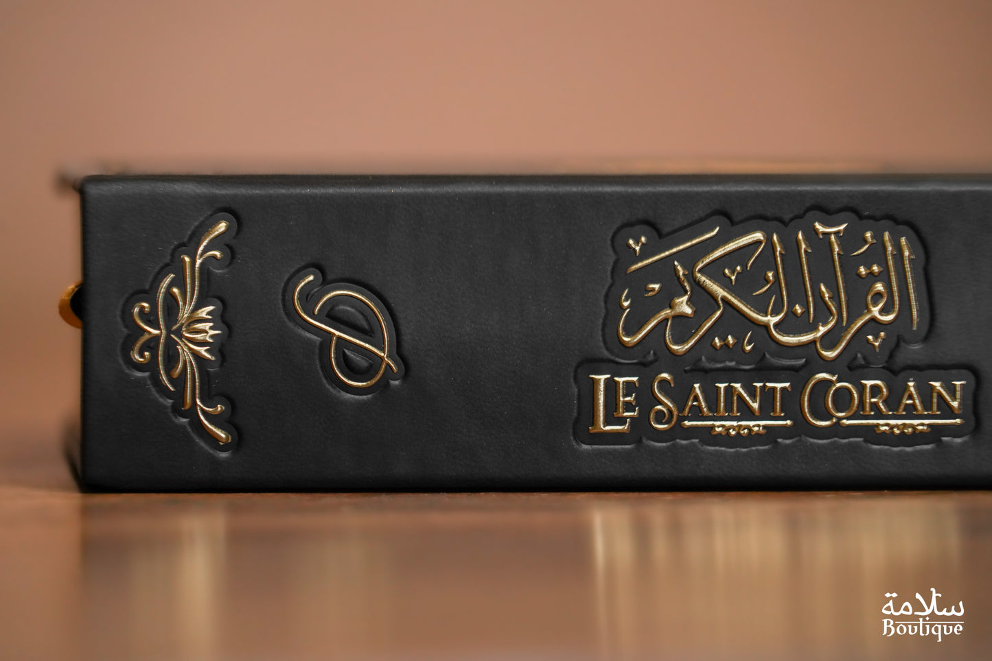 CORAN NOIR ORNEMENT CREUX EN BORDURE - S