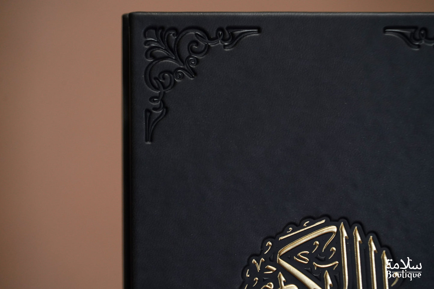 CORAN NOIR ORNEMENT CREUX EN BORDURE - S
