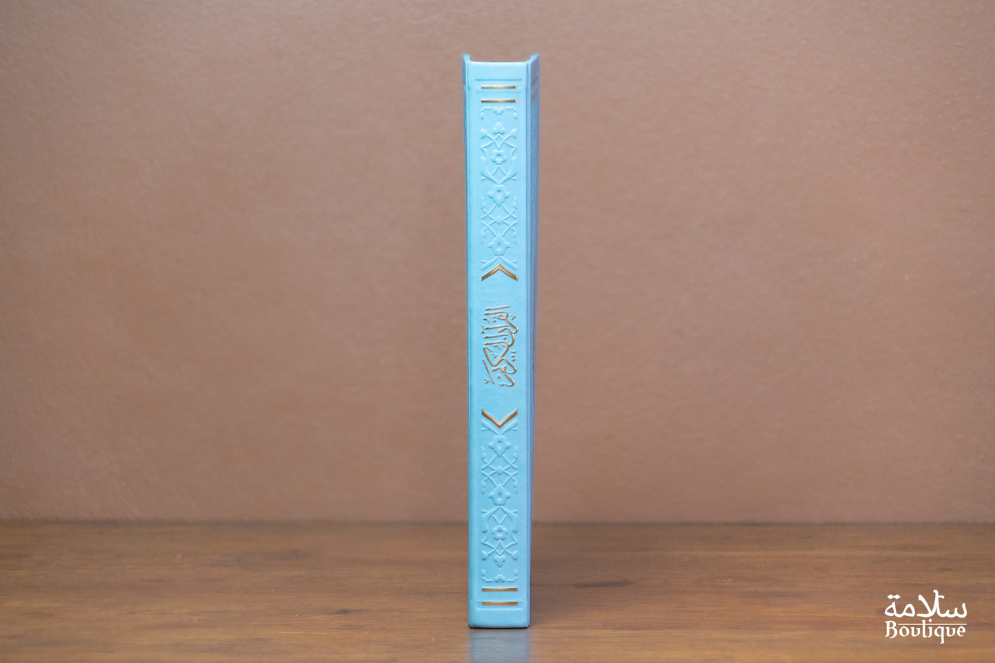 CORAN BLEU PASTEL ORNEMENT EN RELIEF  - L